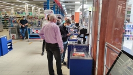 Comunicat Presa Remarkt a introdus în hypermarketurile din Oradea și Arad primele 12 sisteme self-checkout produse de compania Magister în România